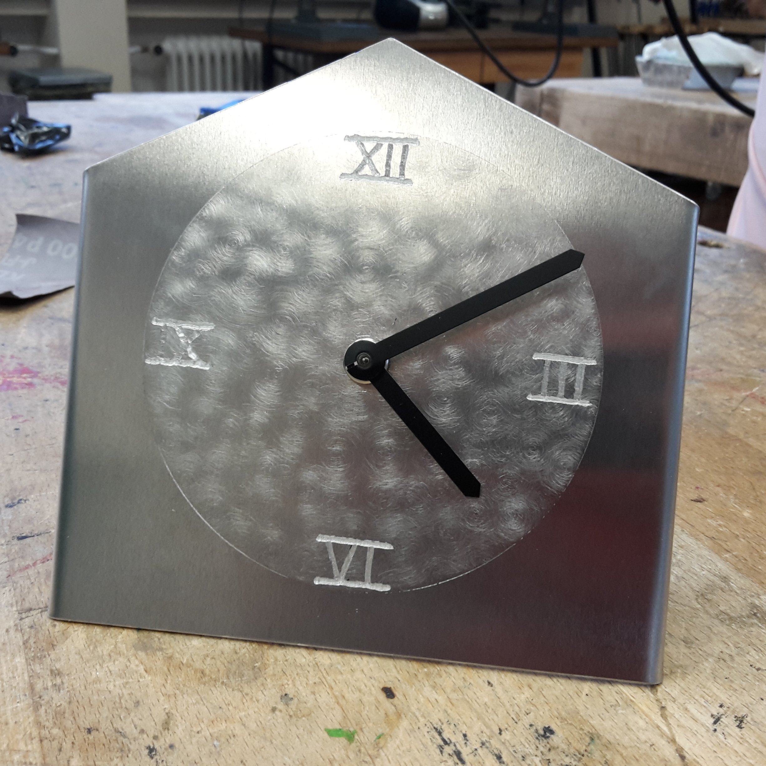 Uhr aus Aluminium