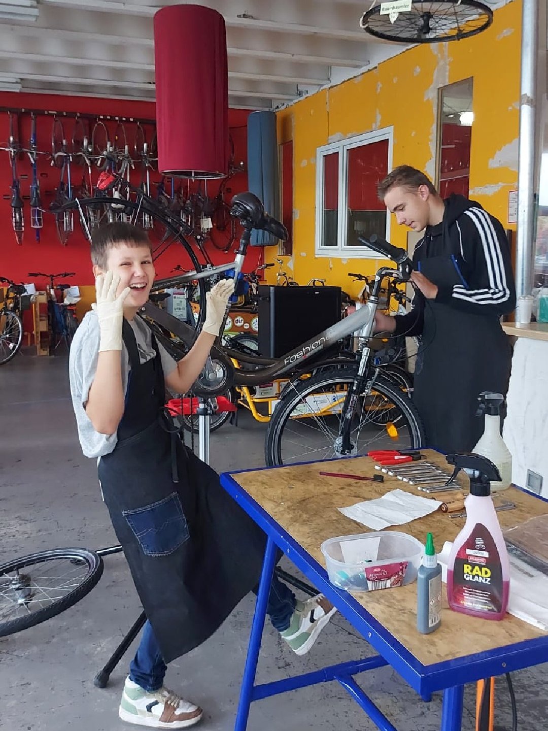 Schüler in der Fahrradwerkstatt